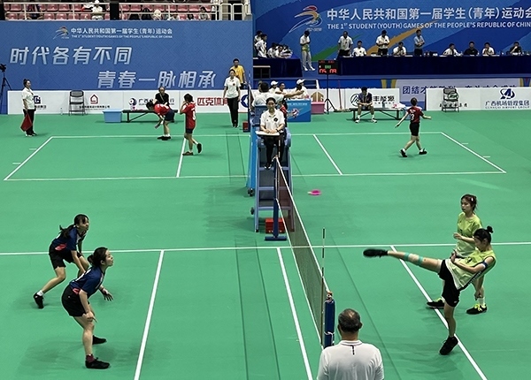11月11日，第一屆全國(guó)學(xué)生（青年）運(yùn)動(dòng)會(huì)毽球（校園組）比賽現(xiàn)場(chǎng)。人民網(wǎng)記者 歐興榮攝
