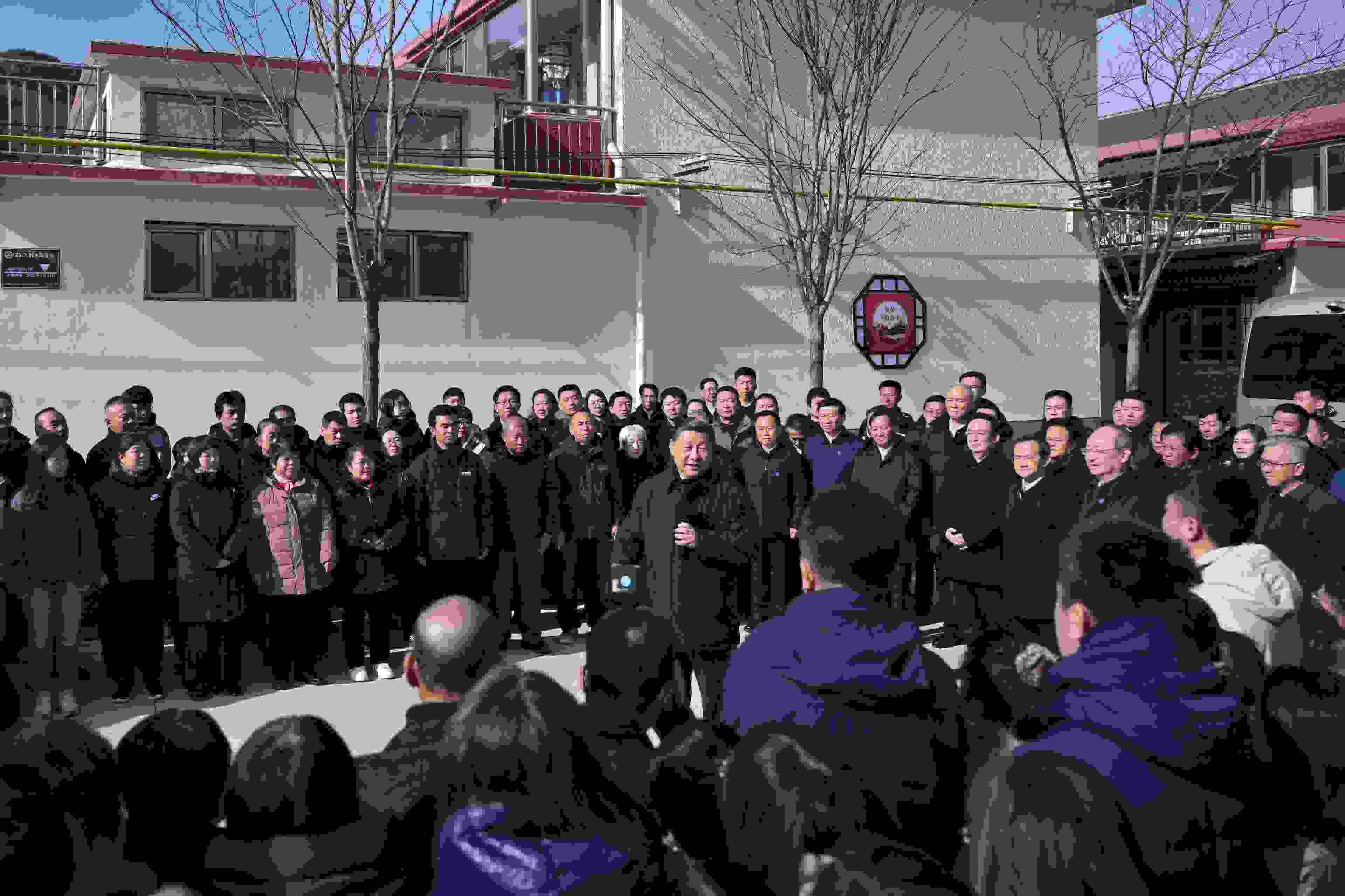 2023年11月10日，習(xí)近平總書記在北京市門頭溝區(qū)妙峰山鎮(zhèn)水峪嘴村考察時(shí)，同當(dāng)?shù)厝罕娪H切交流。