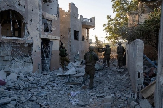 這張以色列國防軍11月12日發(fā)布的照片顯示，以軍地面部隊在加沙地帶北部開展軍事行動。新華社發(fā)