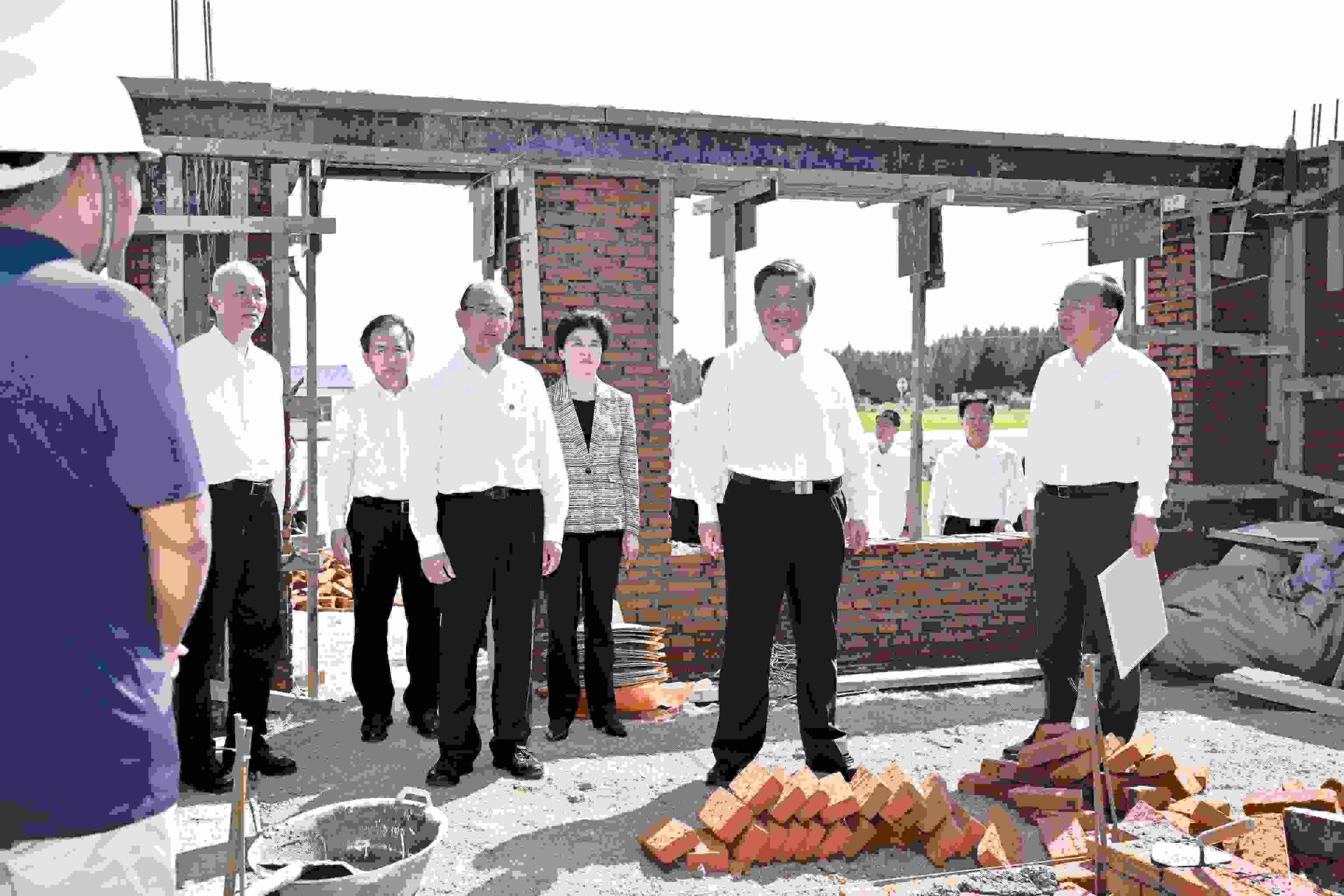 2023年9月7日，習(xí)近平總書記在遭受洪澇災(zāi)害的黑龍江省哈爾濱尚志市老街基鄉(xiāng)龍王廟村，察看水毀房屋重建情況。