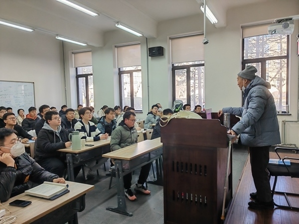 鐘萬勰院士為研究生上課。大連理工大學(xué)供圖