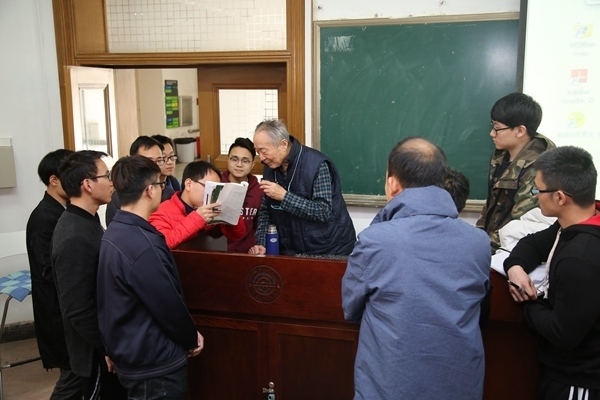 鐘萬勰院士為學(xué)生們答疑解惑。大連理工大學(xué)供圖