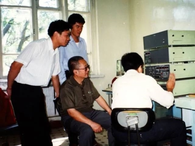 秦裕琨與團(tuán)隊(duì)在一起。哈爾濱工業(yè)大學(xué)供圖