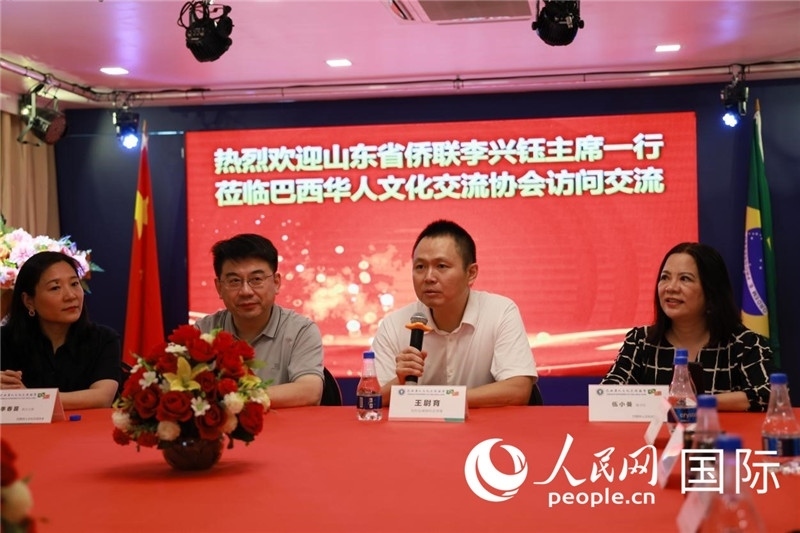 中國(guó)駐里約熱內(nèi)盧副總領(lǐng)事王尉育（右二）發(fā)表致辭。人民網(wǎng)記者宋亦然攝