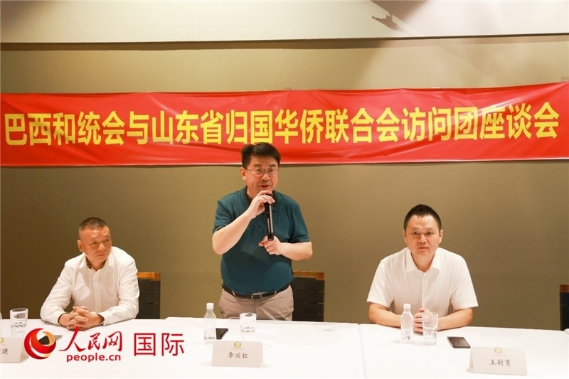 中國僑聯(lián)副主席、山東省僑聯(lián)主席李興鈺（中）在座談會上致辭。人民網(wǎng)記者 陳海琪攝