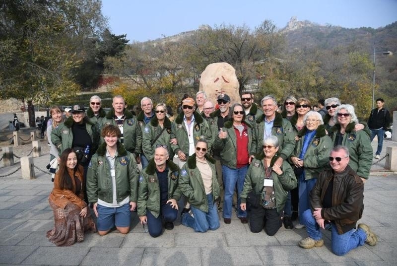 2023年10月29日，美國飛虎隊(duì)老兵莫耶一行人在北京八達(dá)嶺長城合影留念。