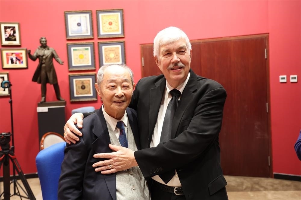 費(fèi)城交響樂團(tuán)小提琴演奏家戴維·布斯與原中央樂團(tuán)小提琴演奏家朱信人50年后再相聚。