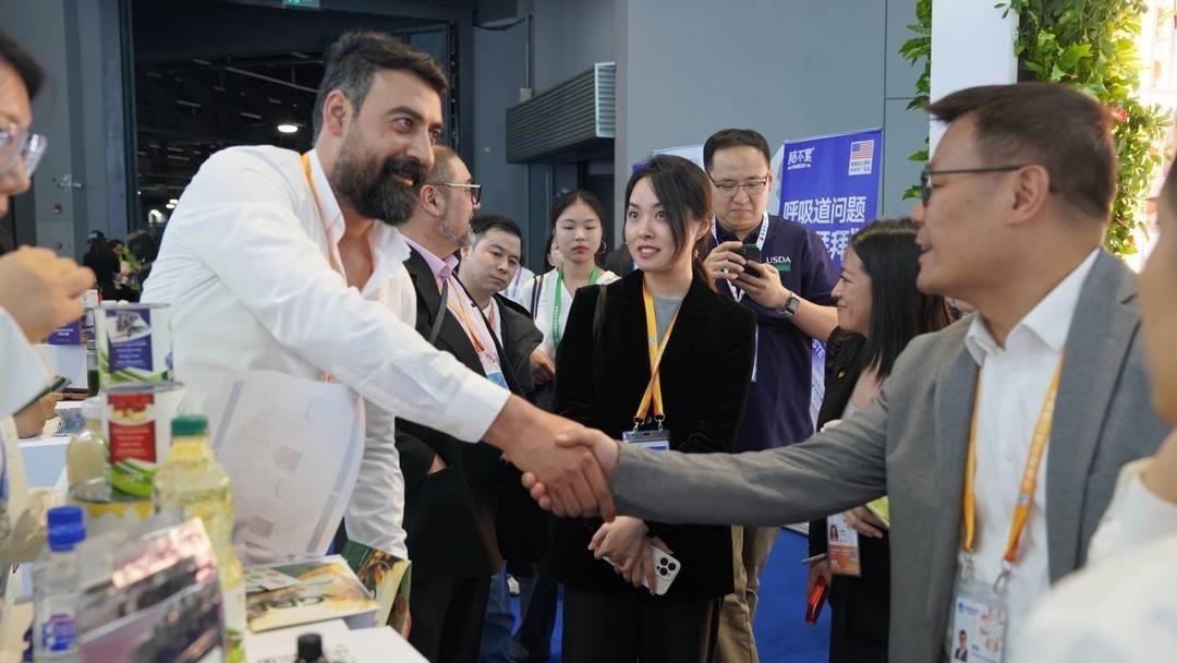 第六屆進(jìn)博會上，國內(nèi)一家超市行業(yè)的客商與來自美國佐治亞州的企業(yè)展商達(dá)成初步合作意向。