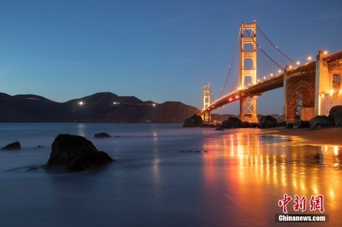 當(dāng)?shù)貢r間10月29日，美國舊金山金門大橋在海浪和夜色的襯托下美如一幅畫。<a target='_blank' href='/'><p class=