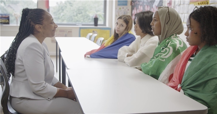 瓊·戴嵐與學生交流。帕特里克·謝德-西蒙茲攝