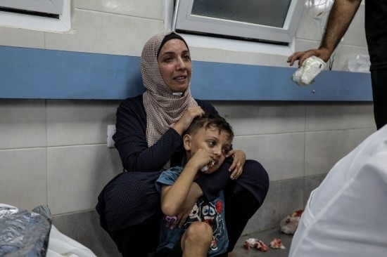 11月3日，人們在加沙城希法醫(yī)院接受治療。新華社發(fā)