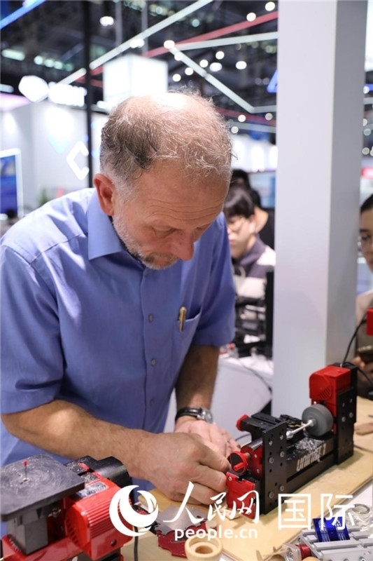 第25屆中國國際高新技術成果交易會15日在深圳開幕，圖為展商現(xiàn)場演示精密加工工具。人民網(wǎng)記者 魯揚攝