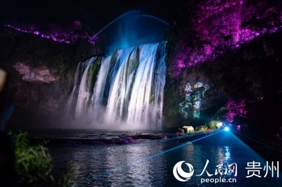 光影中的黃果樹大瀑布。人民網(wǎng) 陽茜攝