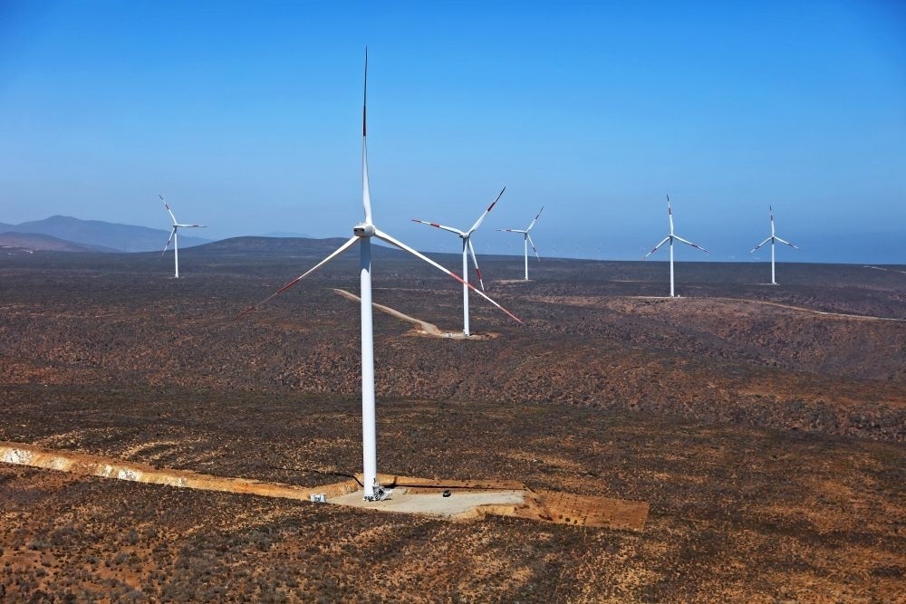 這是2023年2月14日拍攝的位于智利中部沿海的蓬塔謝拉風電場。蓬塔謝拉風電場是中國在智利投資建設的首個風電場，2018年正式投產發(fā)電，可滿足13萬戶家庭的用電需求，同時每年還能減少15.7萬噸碳排放。