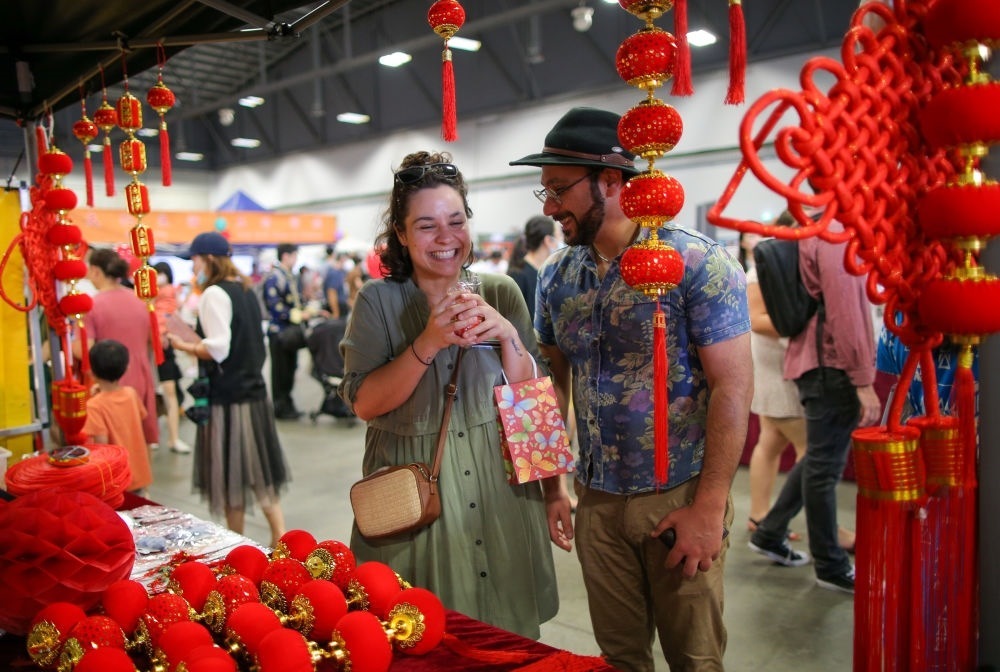 2023年1月21日，在新西蘭奧克蘭舉行的迎接中國農歷春節(jié)活動上，人們購買新春裝飾品。這個活動吸引當?shù)厣先f名各族裔民眾聚集一起，共迎中國春節(jié)。