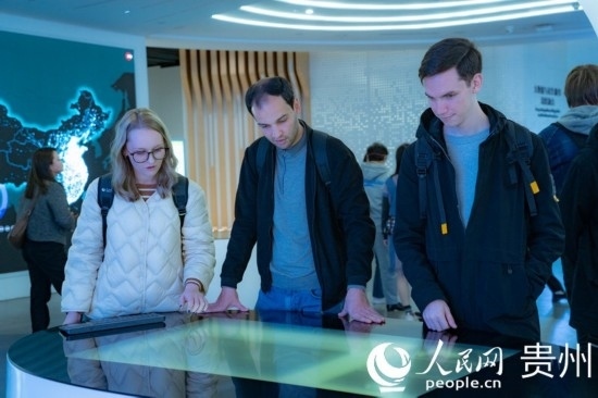 在國家大數(shù)據(jù)（貴州）綜合試驗區(qū)交流體驗中心，歐亞國家記者體驗貴州大數(shù)據(jù)應(yīng)用場景。人民網(wǎng) 陽茜攝
