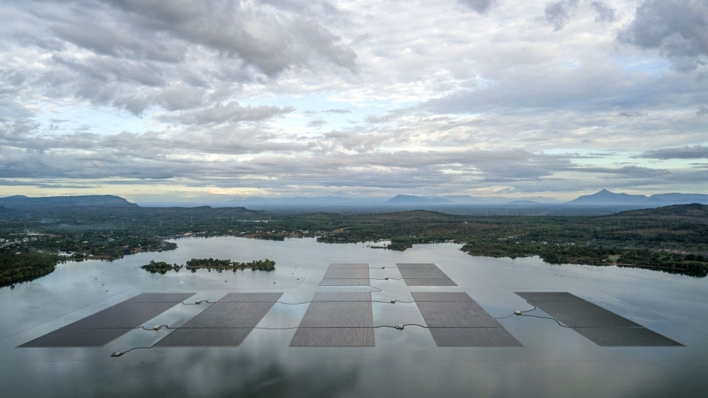 這是2022年12月8日在泰國烏汶府詩琳通水庫拍攝的浮體光伏項目（無人機照片）。中泰兩國聯(lián)合修建的浮體光伏項目2021年10月投入商業(yè)運營。中國制造的電池板不斷將日光轉化為清潔電能，輸送至當?shù)厍Ъ胰f戶。