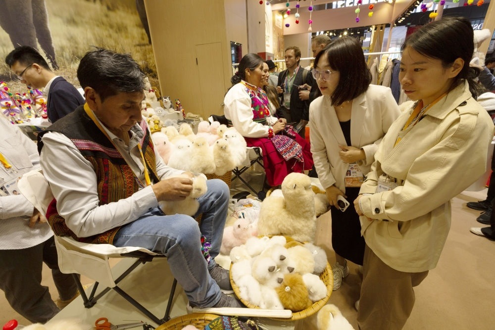 2023年11月7日，秘魯羊駝毛制品手藝人馬馬尼大叔在中國上海舉辦的第六屆進博會上展示羊駝玩偶制作工藝。秘魯特色羊駝毛制品連續(xù)六屆在進博會上亮相，收獲大量訂單。進博會大舞臺讓秘魯傳統(tǒng)手藝人有了更廣闊的發(fā)展空間。