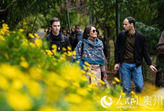 歐亞國家媒體記者走進(jìn)觀山湖公園。人民網(wǎng) 陽茜攝