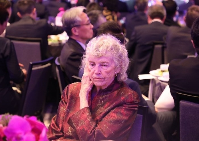 當(dāng)?shù)貢r間11月15日晚，國家主席習(xí)近平在美國舊金山出席美國友好團(tuán)體聯(lián)合舉行的歡迎宴會。在熱烈的掌聲中，習(xí)近平發(fā)表重要演講。圖為參加晚宴人士認(rèn)真聆聽演講。人民日報記者 李志偉 攝