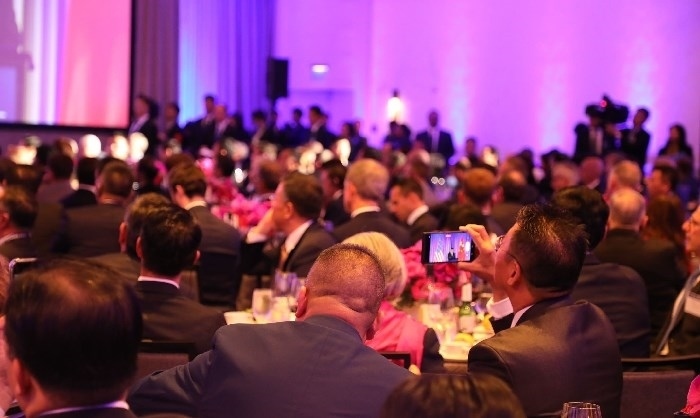 當(dāng)?shù)貢r間11月15日晚，國家主席習(xí)近平在美國舊金山出席美國友好團(tuán)體聯(lián)合舉行的歡迎宴會。在熱烈的掌聲中，習(xí)近平發(fā)表重要演講。圖為參加晚宴人士認(rèn)真聆聽演講。人民日報記者 李志偉 攝