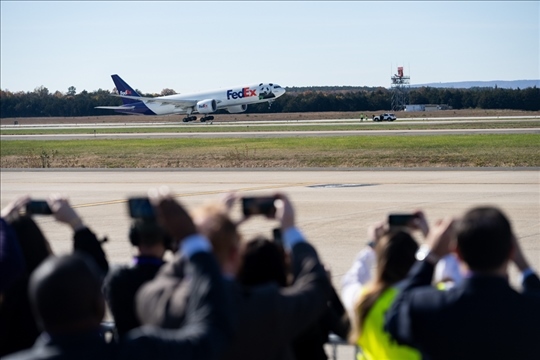 2023年11月8日，運(yùn)送大熊貓的專機(jī)從美國(guó)弗吉尼亞州的華盛頓杜勒斯國(guó)際機(jī)場(chǎng)起飛。旅居美國(guó)的大熊貓“美香”“添添”和它們?cè)谌A盛頓出生并長(zhǎng)大的雄性幼崽“小奇跡”當(dāng)天啟程返回中國(guó)。新華社記者 劉杰攝