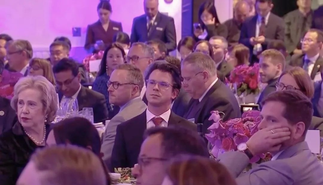 △當(dāng)?shù)貢r(shí)間11月15日晚，習(xí)近平主席在美國友好團(tuán)體聯(lián)合歡迎宴會(huì)上發(fā)表演講。圖為參加宴會(huì)的人士認(rèn)真聆聽演講。