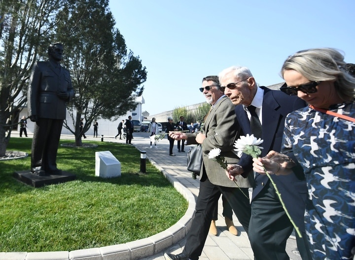 10月30日，在北京，飛虎隊老兵哈里·莫耶（中）向陳納德將軍雕像獻花。