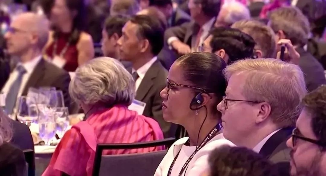 △參加宴會(huì)的人士認(rèn)真聆聽演講。