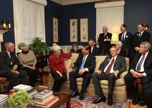 △2012年2月15日，習(xí)近平在前艾奧瓦州友好省州委員會(huì)委員蘭蒂夫人（左三）的家中回憶1985年訪問該地時(shí)的情景。