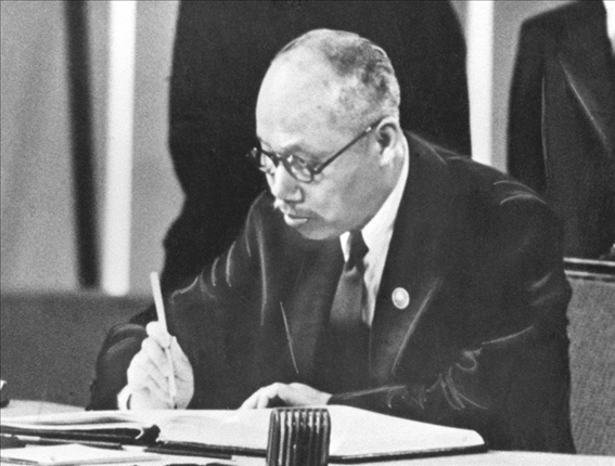 董必武在《聯(lián)合國(guó)憲章》上簽名。新華社發(fā)