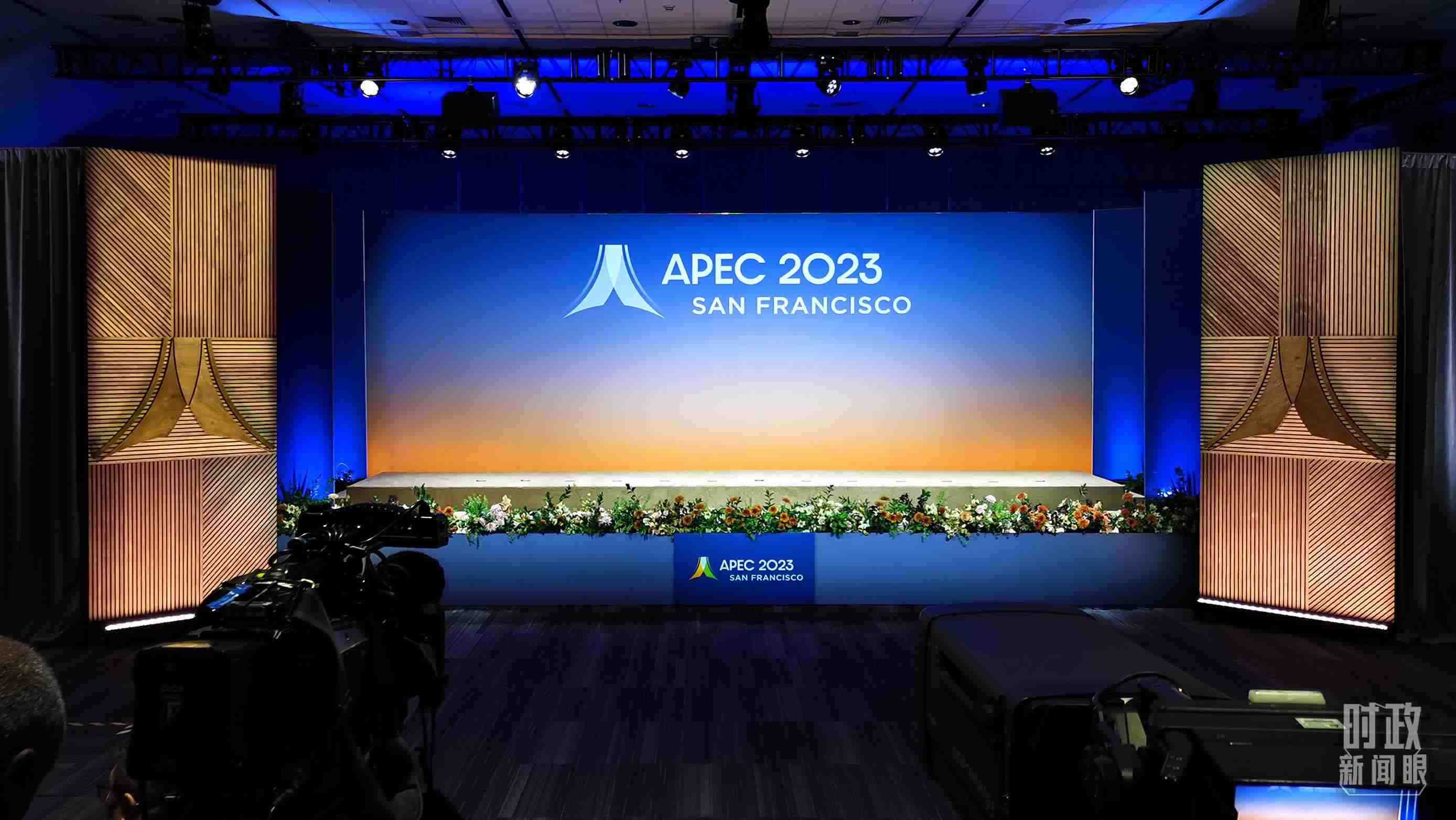 △16日，APEC領(lǐng)導(dǎo)人同東道主嘉賓在對話會前集體合影，圖為記者們在等待合影開始。（總臺央視記者石偉明拍攝）