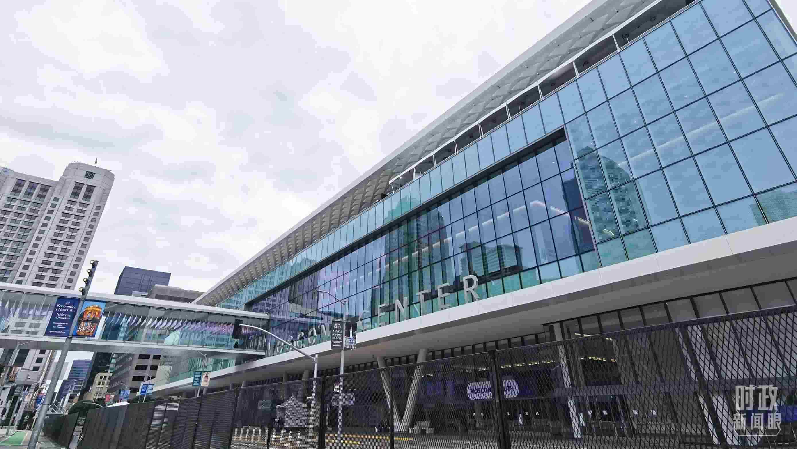 △美國舊金山，莫斯康中心，APEC第三十次領(lǐng)導(dǎo)人非正式會議在這里舉行。（總臺央視記者曹亞星拍攝）