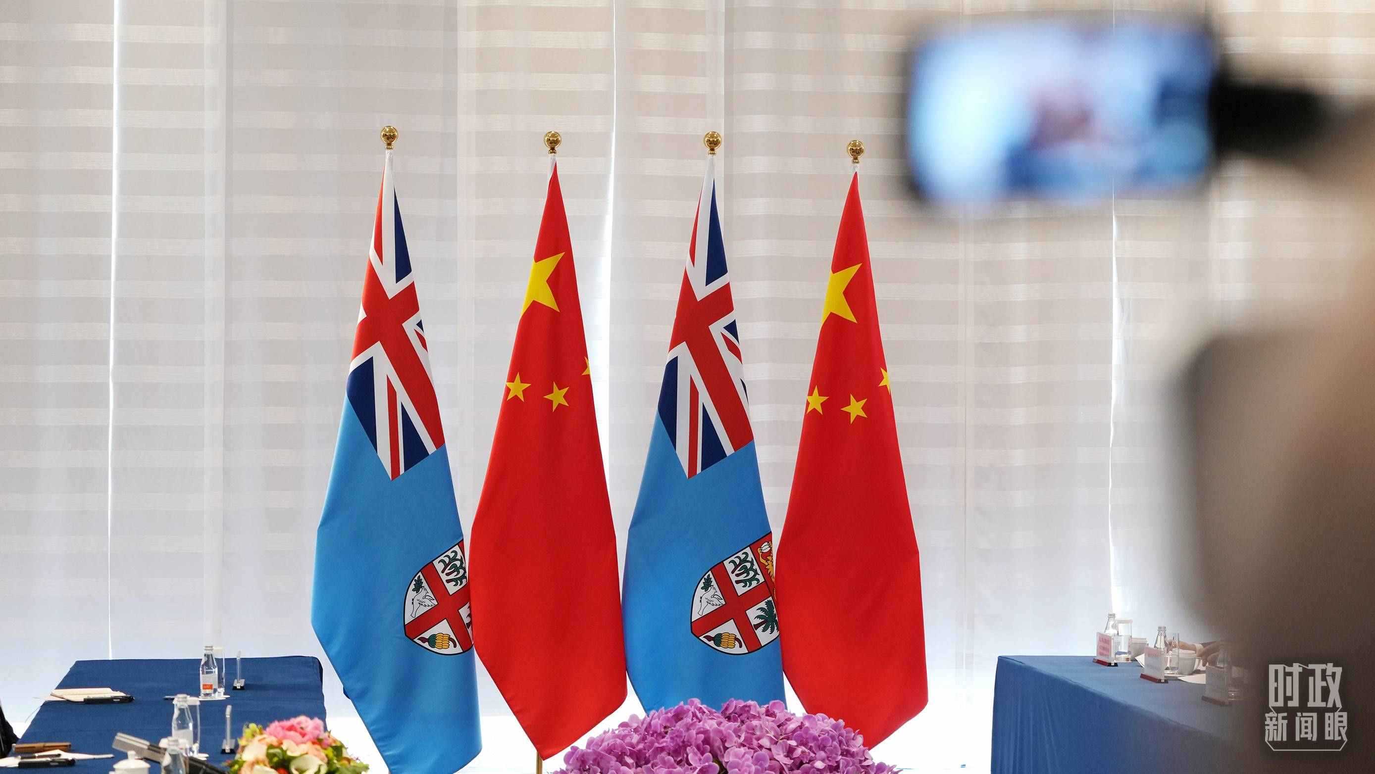 △會談現(xiàn)場的中斐兩國國旗。（總臺國廣記者李晉拍攝）