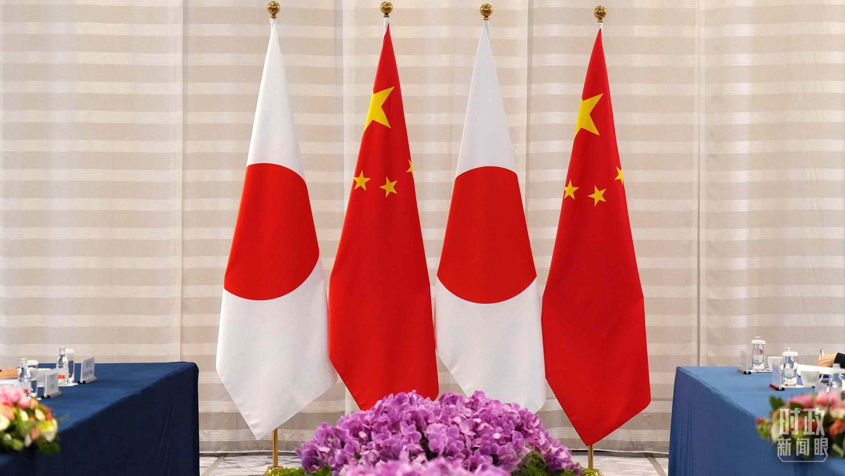 △會談現(xiàn)場的中日兩國國旗。（總臺國廣記者李晉拍攝）