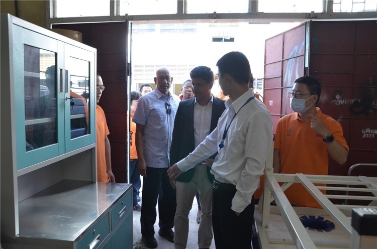 喬治敦公立醫(yī)院執(zhí)行院長(zhǎng)接收捐贈(zèng)物資。第十九期中國(guó)援圭亞那醫(yī)療隊(duì)供圖