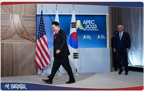 ｜｜日本首相岸田文雄、美國(guó)總統(tǒng)拜登以及韓國(guó)總統(tǒng)尹錫悅試圖在APEC會(huì)議期間合影