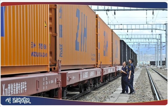 ｜｜新疆阿拉山口，中歐班列從這里經(jīng)過(guò)