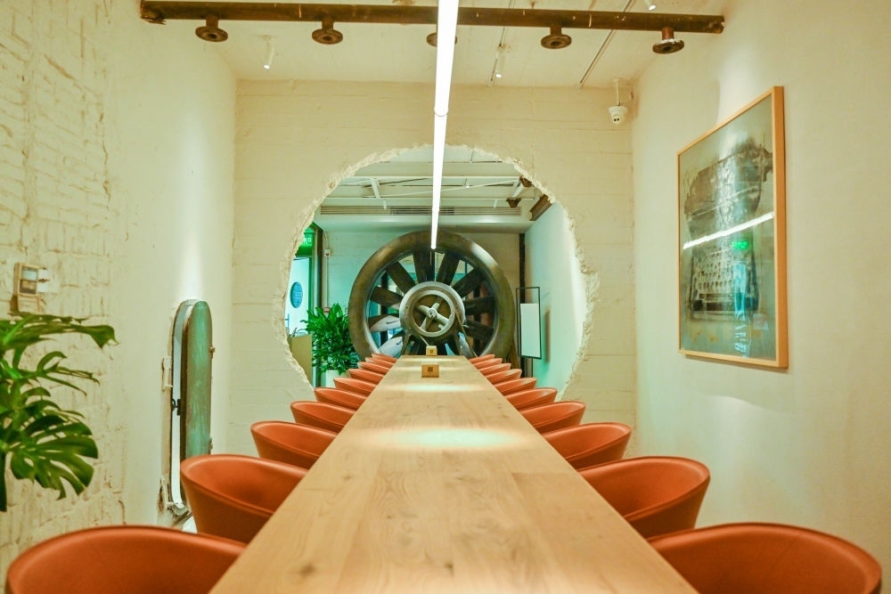 “絲聯(lián)166”園區(qū)內(nèi)保留工業(yè)遺存的咖啡館。（受訪者供圖）