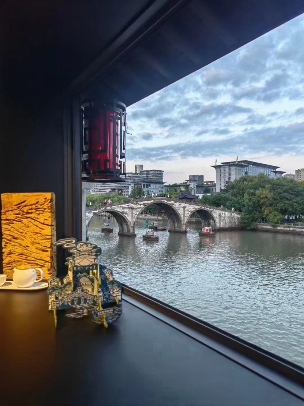 文創(chuàng)產(chǎn)品與拱宸橋。（受訪者供圖）