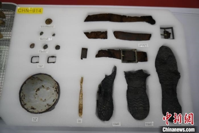 當?shù)貢r間11月22日上午，第十批在韓中國人民志愿軍烈士遺骸裝殮儀式在韓國舉行。圖為裝殮儀式現(xiàn)場拍攝的部分志愿軍烈士遺物。中新社記者劉旭 攝