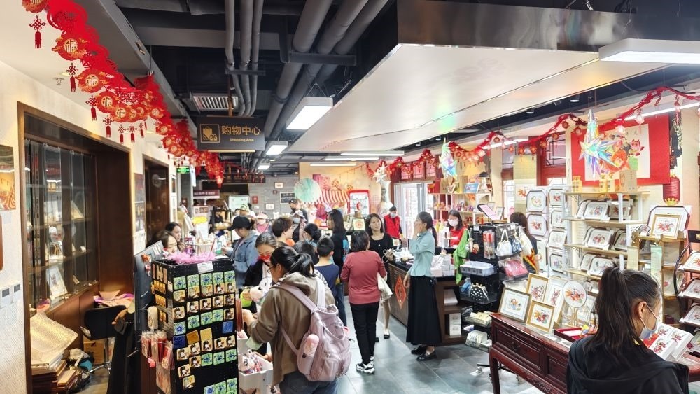 游客在天津市西青區(qū)楊柳青民俗文化館游覽。（新華社記者宋瑞 攝）