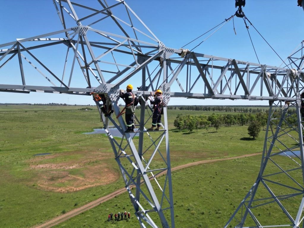 這是2023年11月15日拍攝的位于烏拉圭派桑杜省烏拉圭500千伏輸變電環(huán)網(wǎng)閉合項目施工現(xiàn)場。