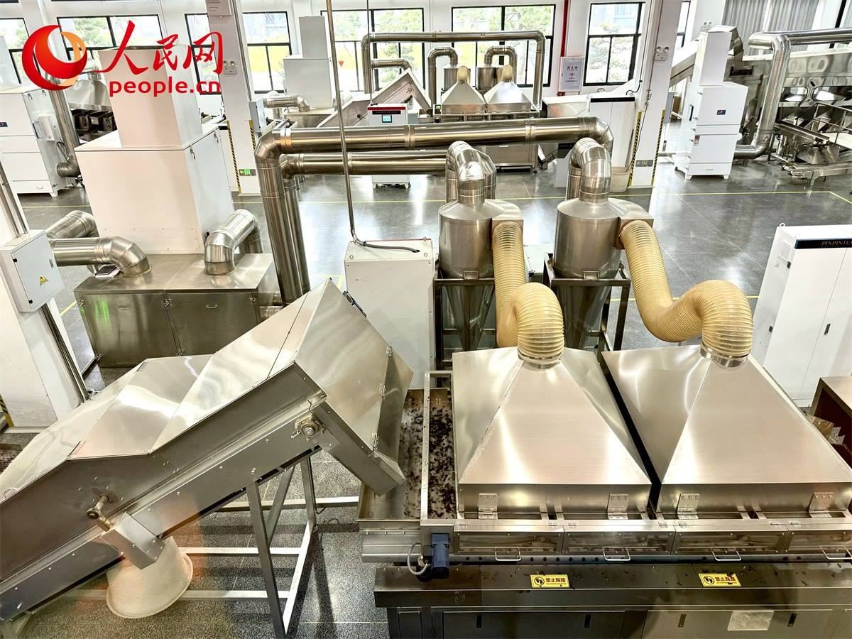 品品香白茶精制自動化生產(chǎn)廠房。人民網(wǎng)記者 劉微攝