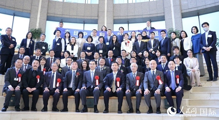 到場嘉賓與中國駐日本大使吳江浩合影留念。人民網(wǎng) 許可攝
