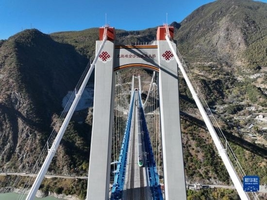 11月25日，列車通過麗香鐵路金沙江特大橋（無(wú)人機(jī)照片）。