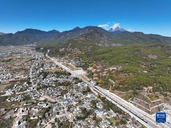 11月25日在麗江市境內(nèi)拍攝的即將開通的麗香鐵路（無(wú)人機(jī)照片）。