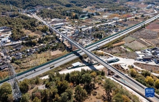 11月25日在麗江市境內(nèi)拍攝的即將開通的麗香鐵路（無(wú)人機(jī)照片）。