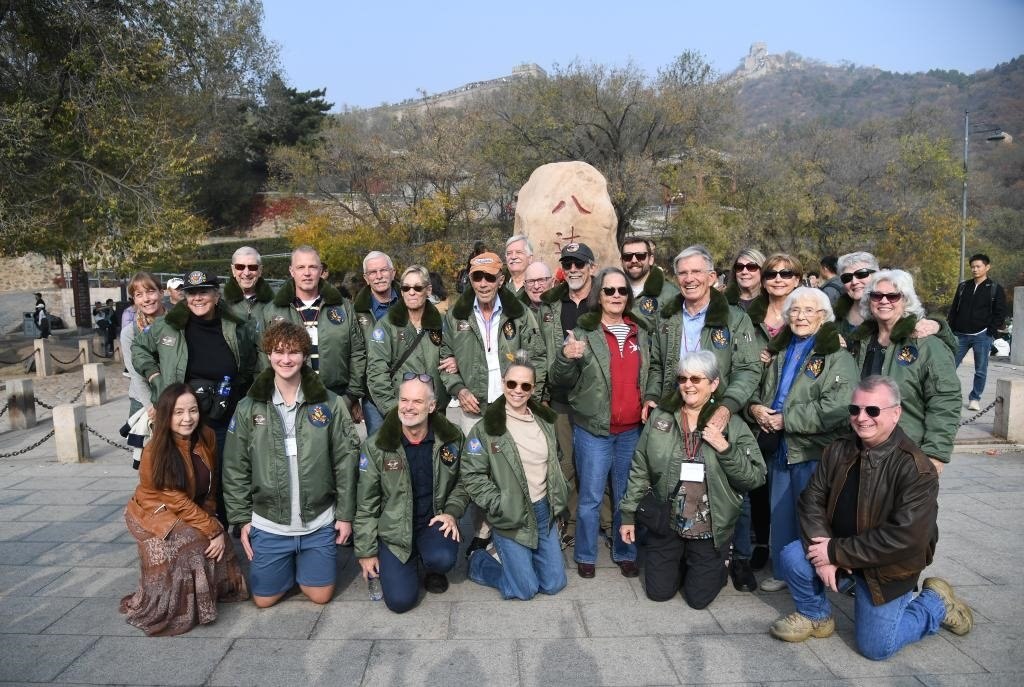 10月29日，飛虎隊(duì)老兵莫耶一行人在北京八達(dá)嶺長城合影留念。當(dāng)日，美中航空遺產(chǎn)基金會(huì)訪華代表團(tuán)成員陸續(xù)抵達(dá)北京。新華社記者任超攝