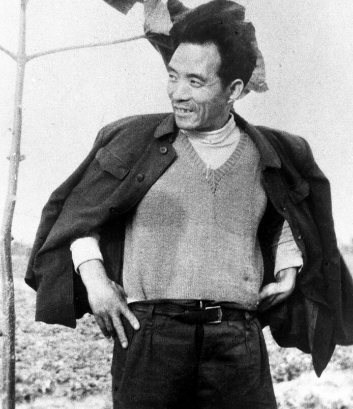 這是焦裕祿當(dāng)年滿懷豪情地在泡桐樹前留影。新華社發(fā)（1990年5月10日發(fā)）